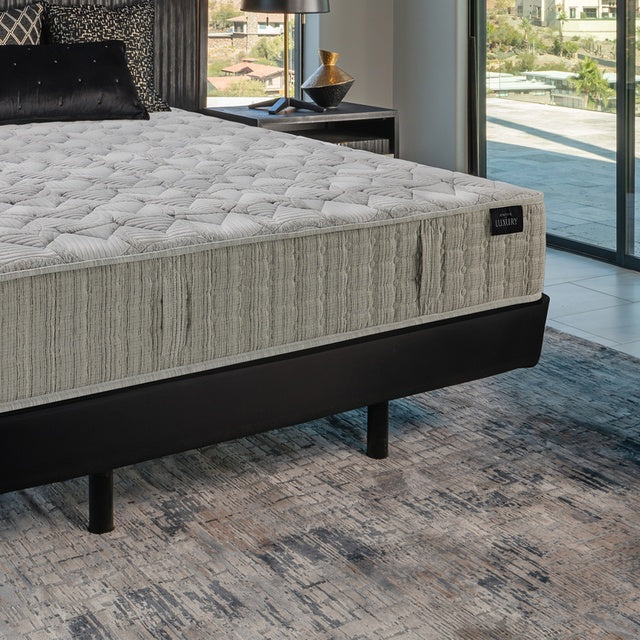 King Koil Luxury Heaven Firm – твърд луксозен матрак - изглед в комфортна стая отблизо