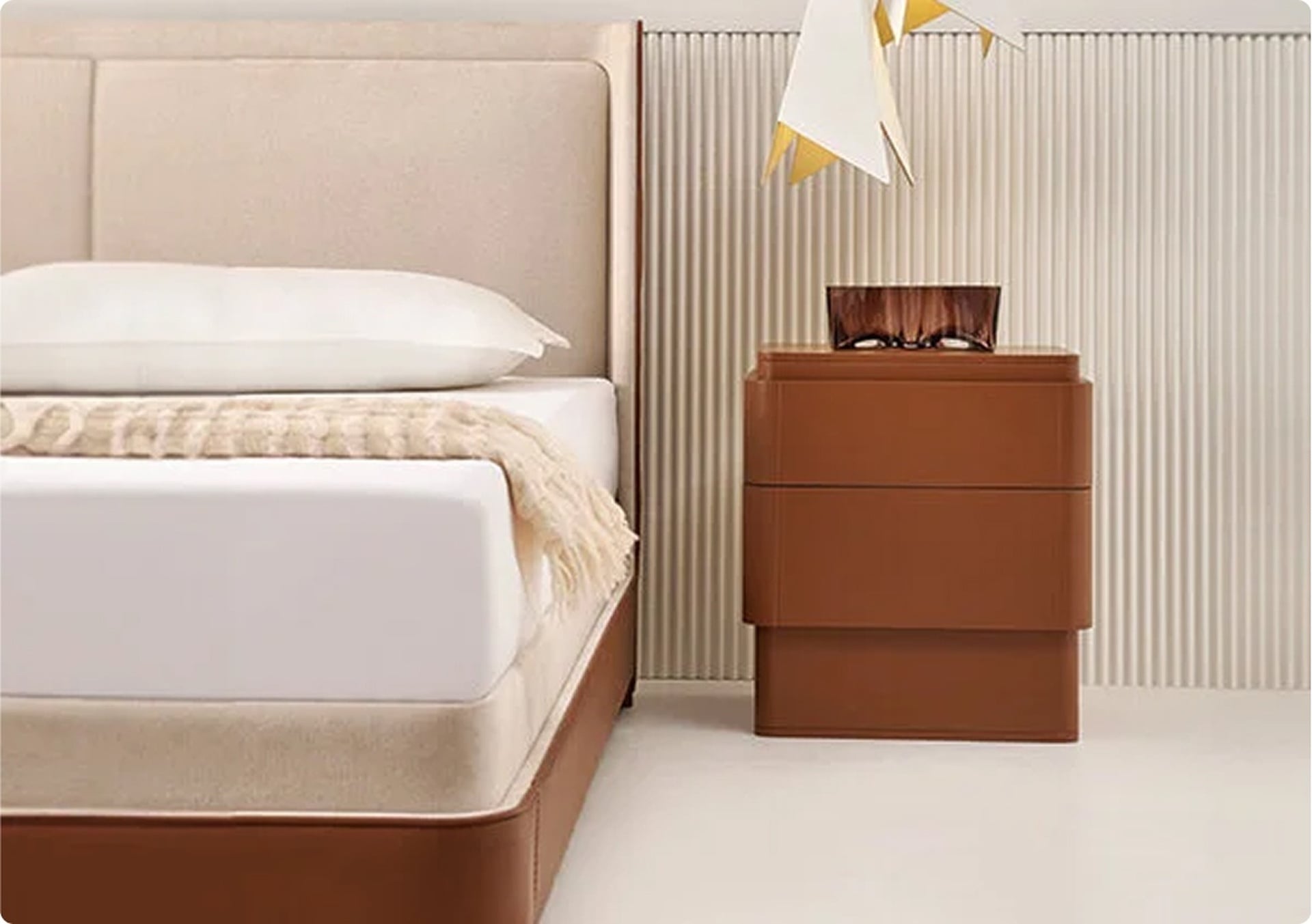 Photo showing the side of the designer bed New Isabel