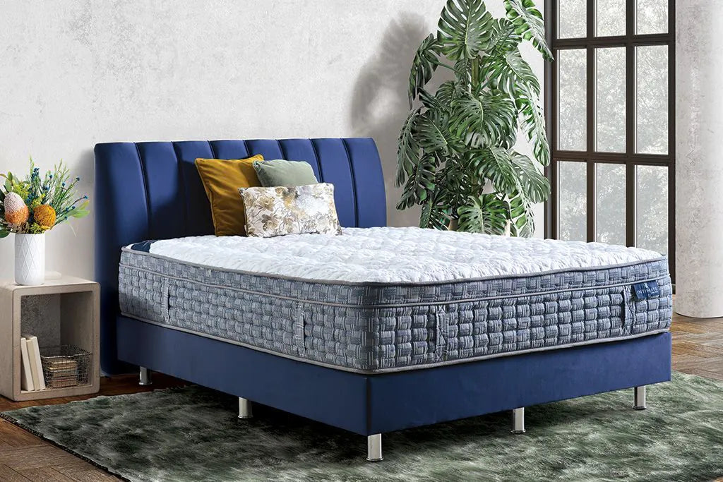 King Koil Penrose – премиум хибриден матрак – изглед отстрани в комфортна стая