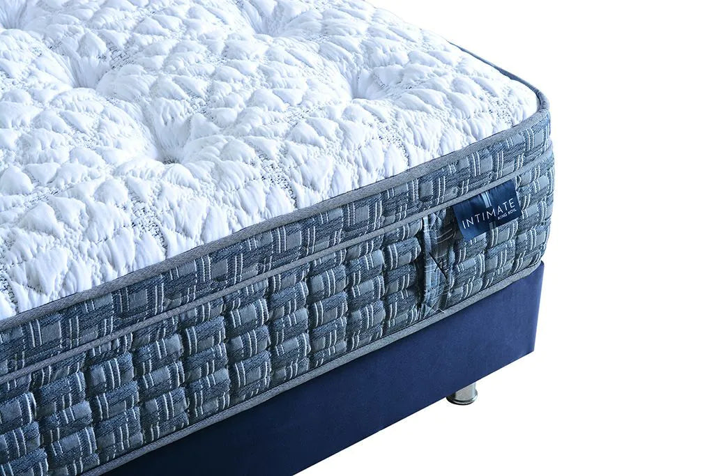 King Koil Penrose – премиум хибриден матрак – изглед отблизо върху страничната част